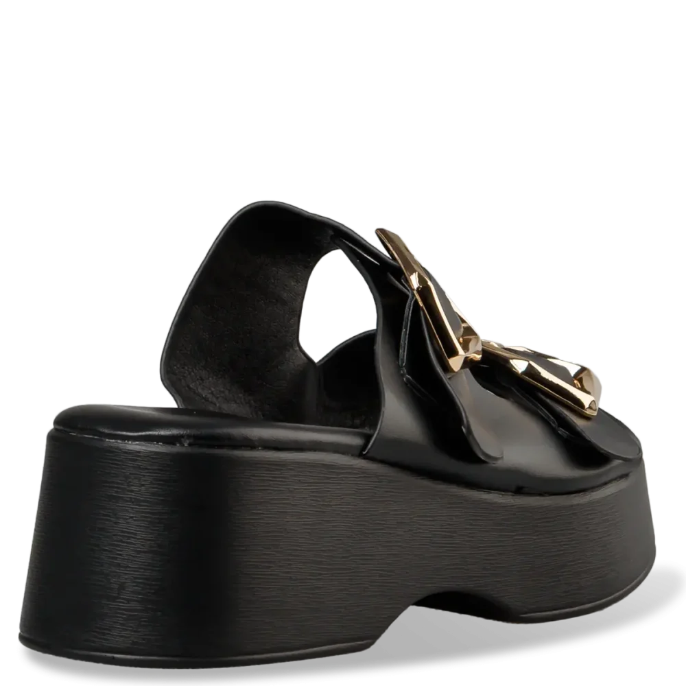 Σανδάλια flatforms με xρυσές αγκράφες